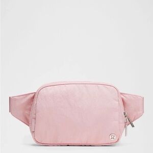 Lululemon Everywhere Belt Bag 2L- pink haze